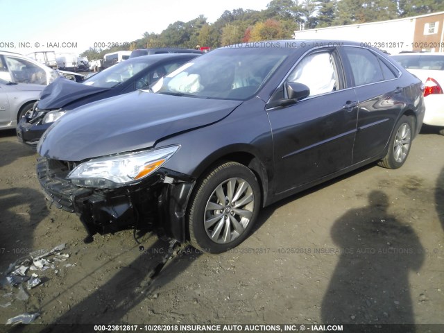 4T1BF1FK7HU756642 - 2017 TOYOTA CAMRY LE/XLE/SE/XSE GRAY photo 2