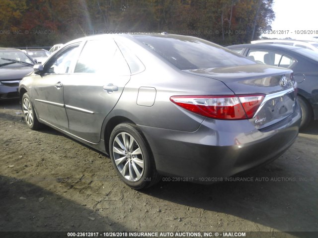 4T1BF1FK7HU756642 - 2017 TOYOTA CAMRY LE/XLE/SE/XSE GRAY photo 3