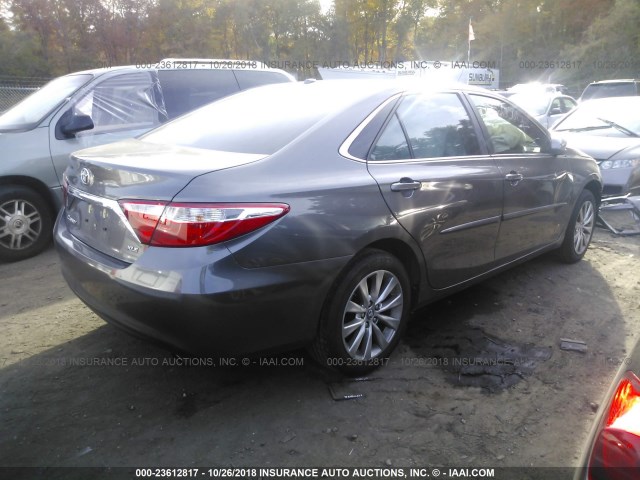 4T1BF1FK7HU756642 - 2017 TOYOTA CAMRY LE/XLE/SE/XSE GRAY photo 4