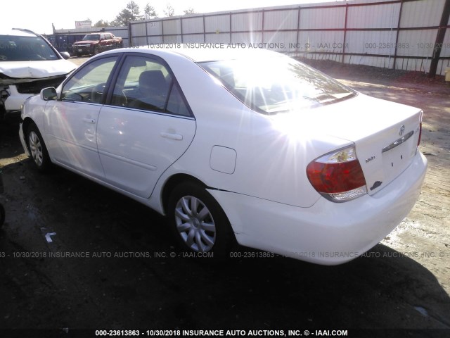 4T1BE32K25U023253 - 2005 TOYOTA CAMRY LE/XLE/SE WHITE photo 3