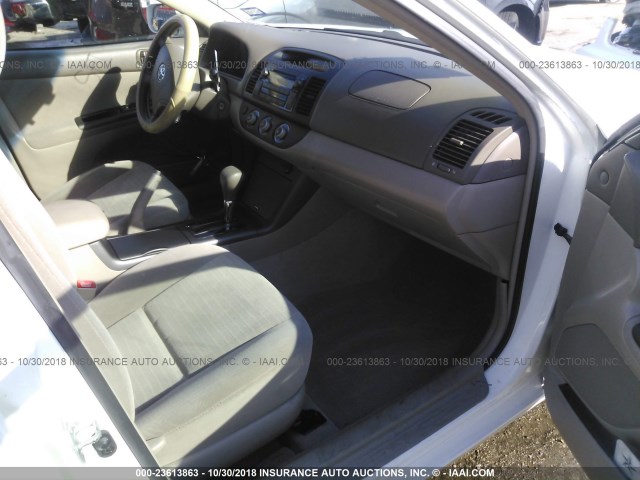 4T1BE32K25U023253 - 2005 TOYOTA CAMRY LE/XLE/SE WHITE photo 5