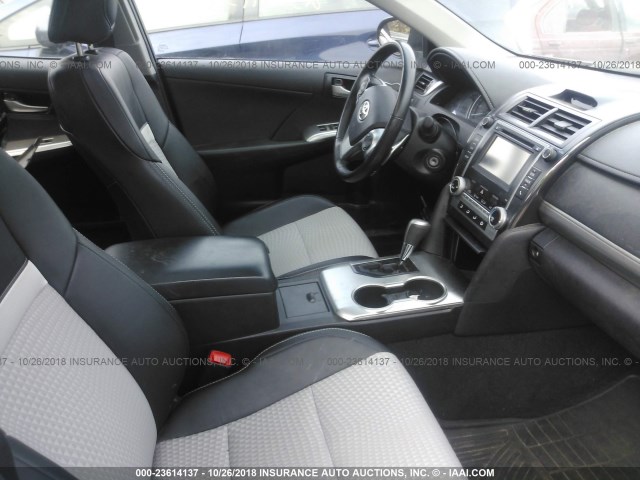 4T1BF1FKXEU867925 - 2014 TOYOTA CAMRY L/SE/LE/XLE Boz foto 5