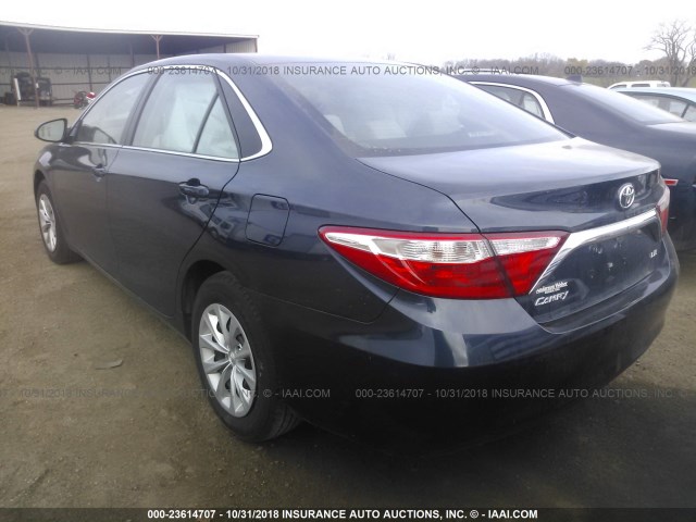 4T1BF1FK4HU675923 - 2017 TOYOTA CAMRY LE/XLE/SE/XSE BLUE photo 3
