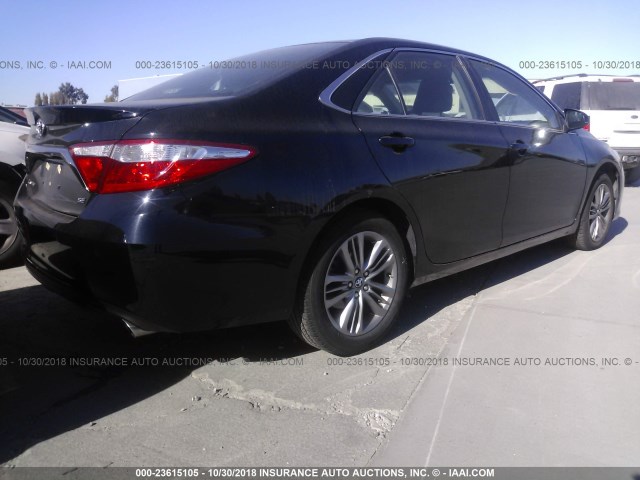 4T1BF1FK9HU411564 - 2017 TOYOTA CAMRY LE/XLE/SE/XSE BLACK photo 4