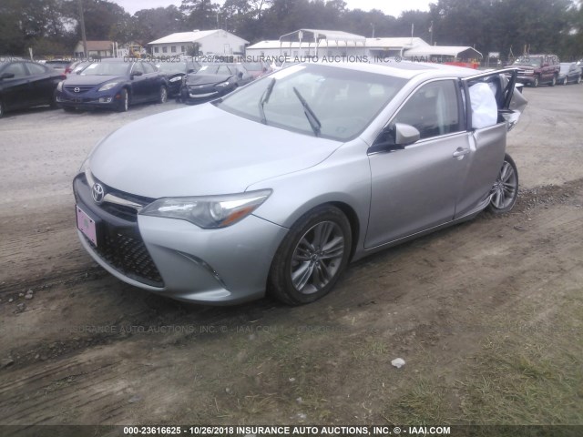 4T1BF1FK7HU374613 - 2017 TOYOTA CAMRY LE/XLE/SE/XSE SILVER photo 2