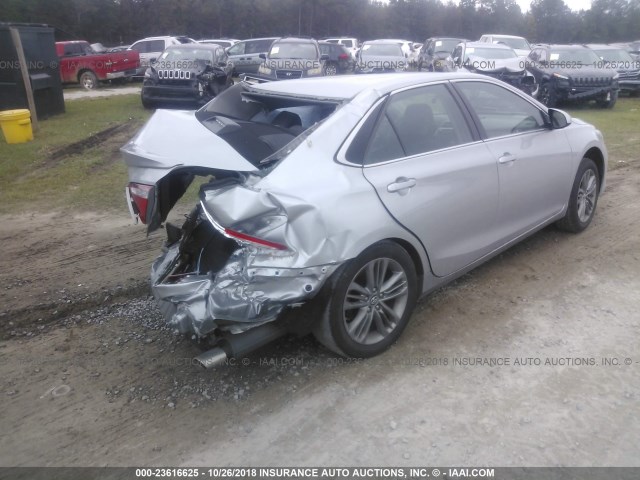 4T1BF1FK7HU374613 - 2017 TOYOTA CAMRY LE/XLE/SE/XSE SILVER photo 4
