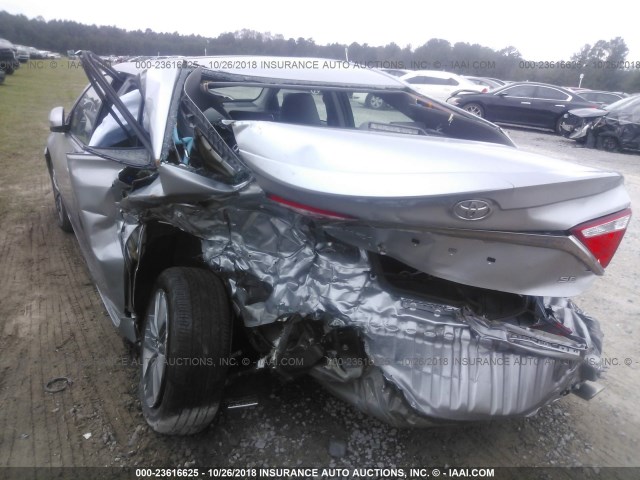 4T1BF1FK7HU374613 - 2017 TOYOTA CAMRY LE/XLE/SE/XSE SILVER photo 6