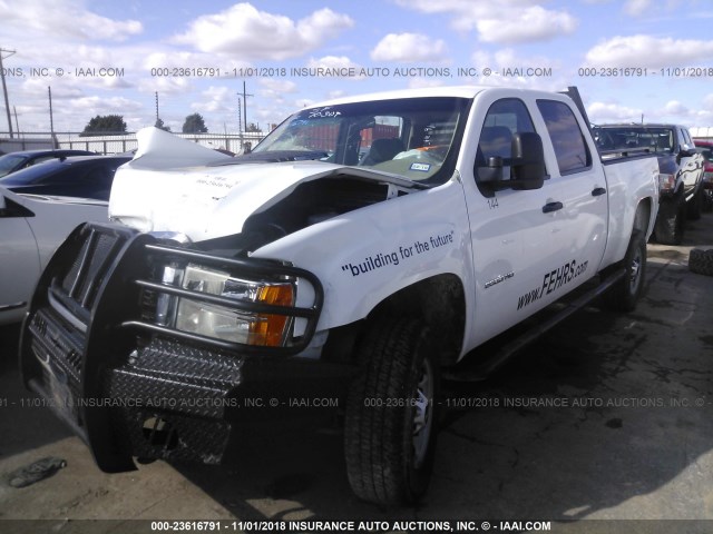 1GT12ZC88DF135749 - 2013 GMC SIERRA K2500 HEAVY DUTY WHITE photo 2