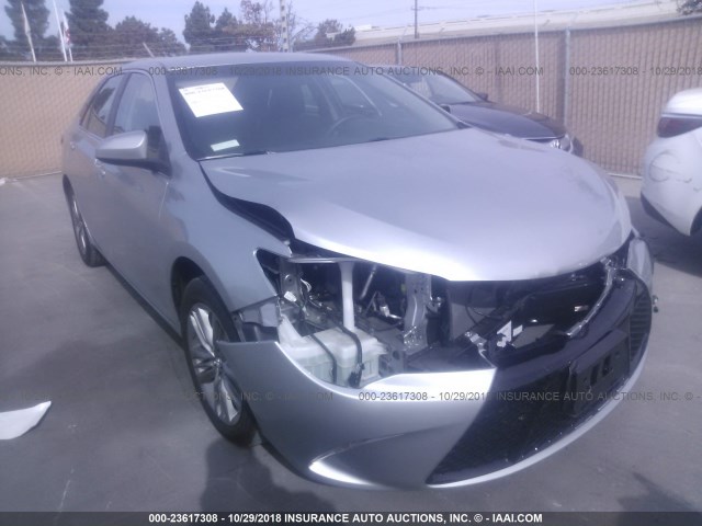 4T1BF1FK7HU766121 - 2017 TOYOTA CAMRY LE/XLE/SE/XSE SILVER photo 1