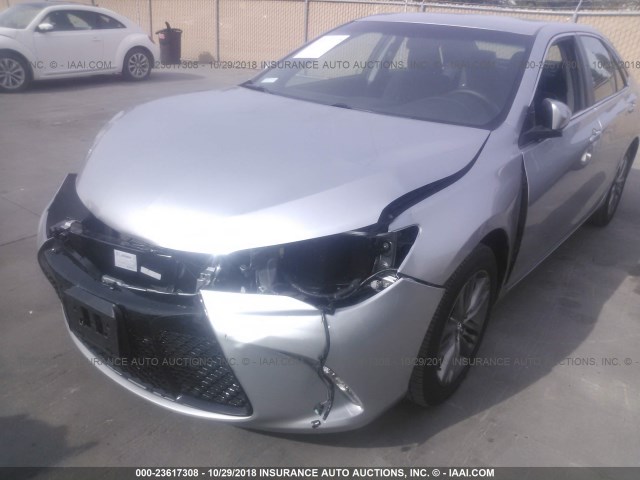 4T1BF1FK7HU766121 - 2017 TOYOTA CAMRY LE/XLE/SE/XSE SILVER photo 2