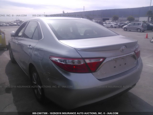 4T1BF1FK7HU766121 - 2017 TOYOTA CAMRY LE/XLE/SE/XSE SILVER photo 3