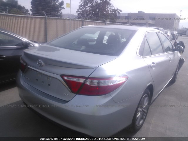 4T1BF1FK7HU766121 - 2017 TOYOTA CAMRY LE/XLE/SE/XSE SILVER photo 4