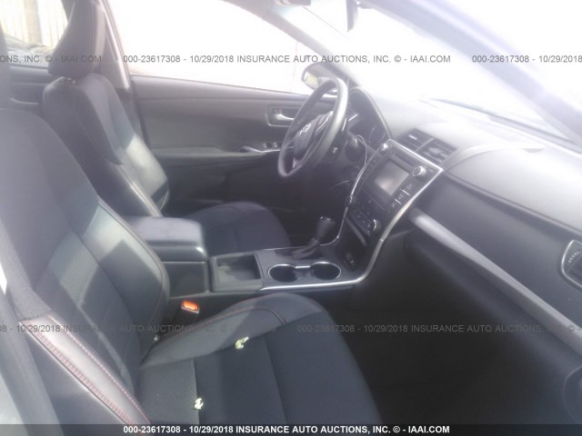 4T1BF1FK7HU766121 - 2017 TOYOTA CAMRY LE/XLE/SE/XSE SILVER photo 5