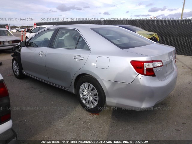 4T4BF1FK7ER348644 - 2014 TOYOTA CAMRY L/SE/LE/XLE SILVER photo 3