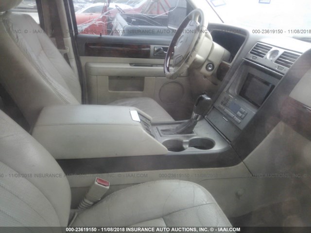 5LMFU27R14LJ20854 - 2004 LINCOLN NAVIGATOR Biały zdjęcie 5