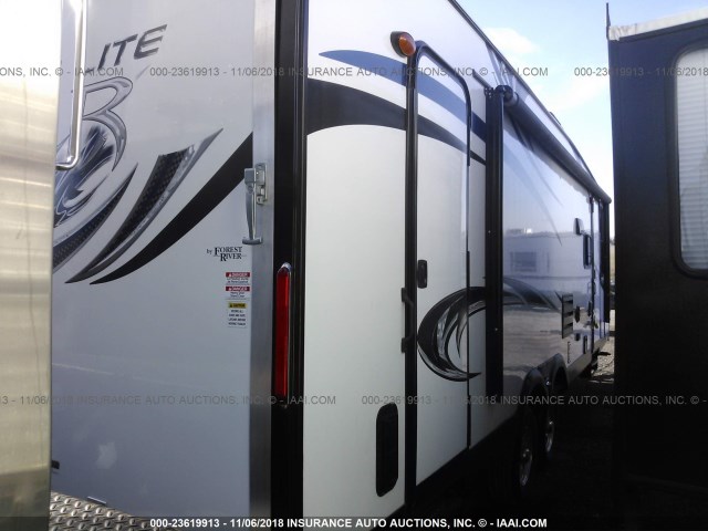 4X4TXLC25EF157691 - 2014 XLR TOYHAULER 30' TRAVEL TRAILER  WHITE photo 4