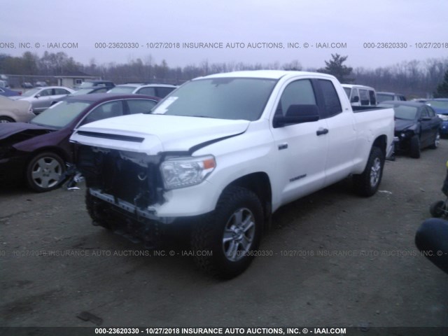 5TFUW5F11GX565520 - 2016 TOYOTA TUNDRA DOUBLE CAB SR/SR5 WHITE photo 2