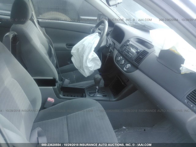 4T1BE32K85U575338 - 2005 TOYOTA CAMRY LE/XLE/SE GRAY photo 5