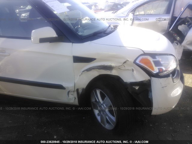 KNDJT2A2XB7718222 - 2011 KIA SOUL +/!/SPORT WHITE photo 6