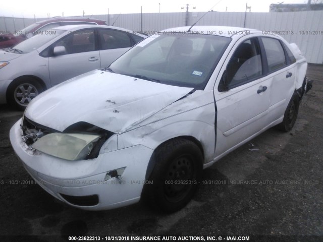 1FAFP34N67W102039 - 2007 FORD FOCUS ZX4/S/SE/SES WHITE photo 2
