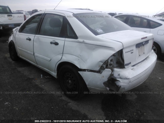 1FAFP34N67W102039 - 2007 FORD FOCUS ZX4/S/SE/SES WHITE photo 3
