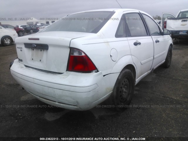 1FAFP34N67W102039 - 2007 FORD FOCUS ZX4/S/SE/SES WHITE photo 4