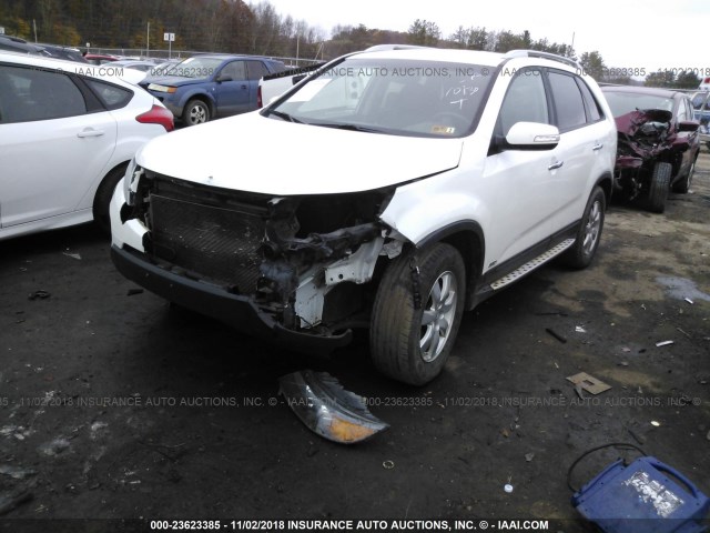 5XYKTDA26CG260120 - 2012 KIA SORENTO LX WHITE photo 2