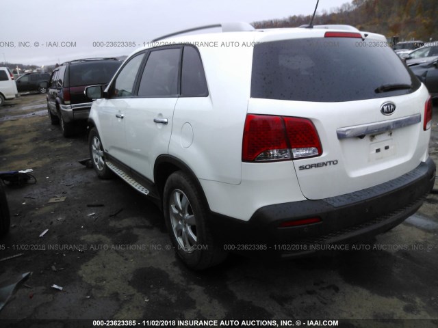 5XYKTDA26CG260120 - 2012 KIA SORENTO LX WHITE photo 3