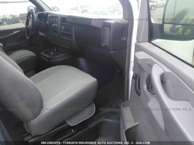 1GCSGAFX7B1121443 - 2011 CHEVROLET EXPRESS G1500  WHITE photo 5