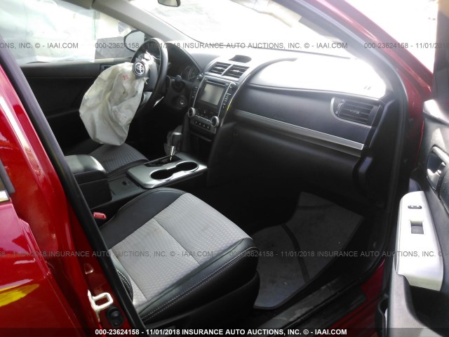 4T1BF1FK1EU835932 - 2014 TOYOTA CAMRY L/SE/LE/XLE Qırmızı foto 5