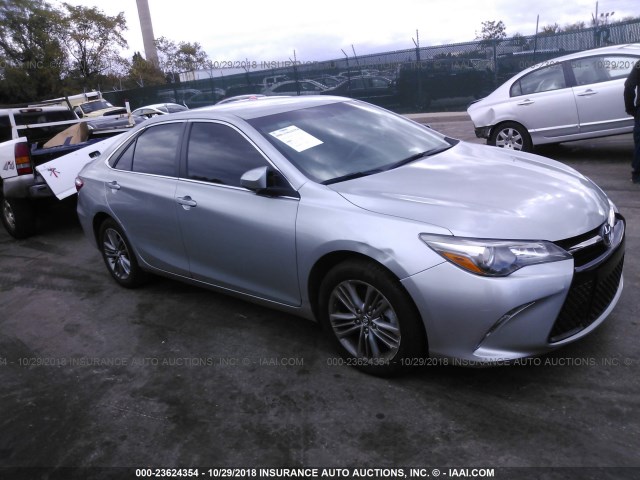 4T1BF1FK0HU333384 - 2017 TOYOTA CAMRY LE/XLE/SE/XSE GRAY photo 1