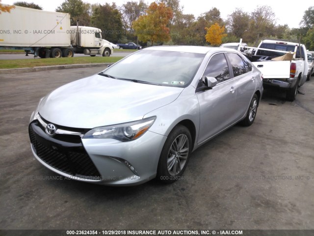 4T1BF1FK0HU333384 - 2017 TOYOTA CAMRY LE/XLE/SE/XSE GRAY photo 2