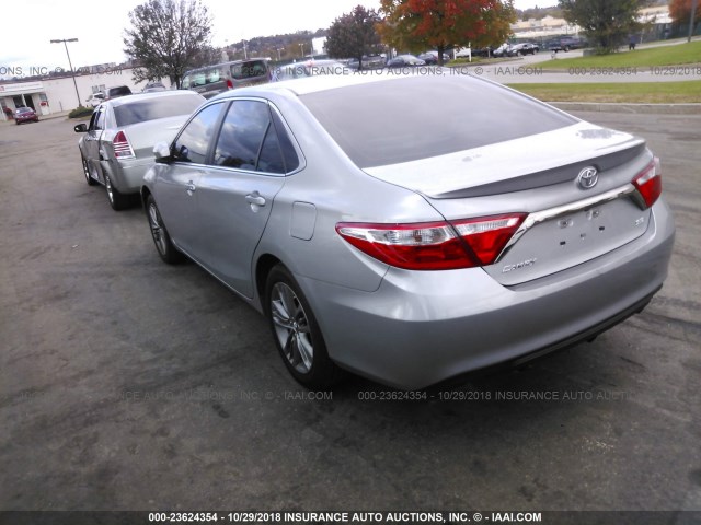 4T1BF1FK0HU333384 - 2017 TOYOTA CAMRY LE/XLE/SE/XSE GRAY photo 3