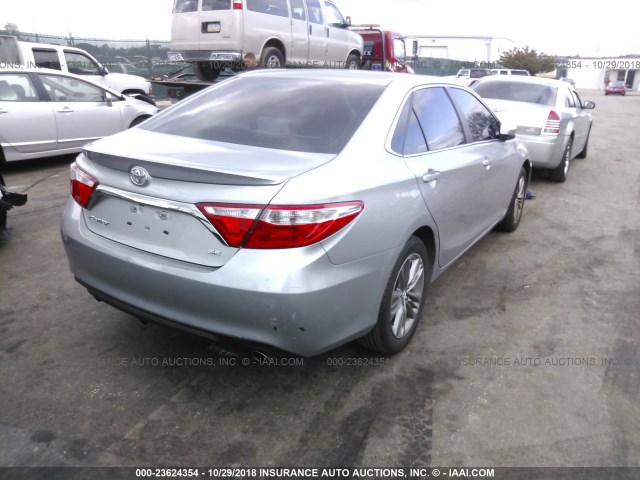 4T1BF1FK0HU333384 - 2017 TOYOTA CAMRY LE/XLE/SE/XSE GRAY photo 4