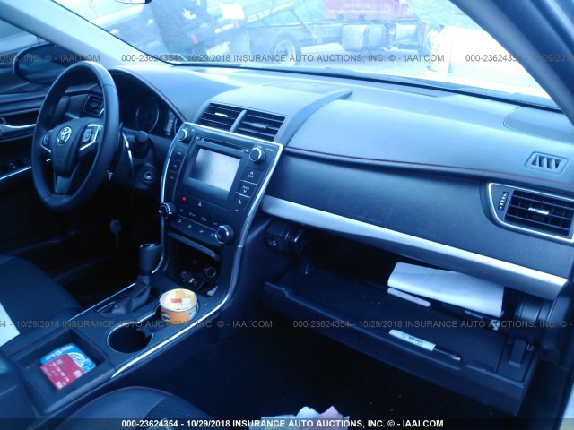 4T1BF1FK0HU333384 - 2017 TOYOTA CAMRY LE/XLE/SE/XSE GRAY photo 5