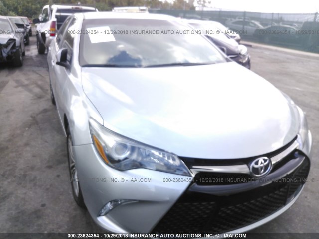 4T1BF1FK0HU333384 - 2017 TOYOTA CAMRY LE/XLE/SE/XSE GRAY photo 6