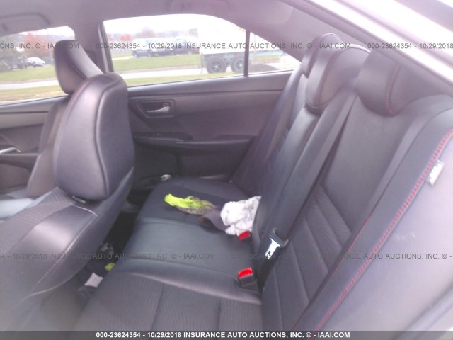 4T1BF1FK0HU333384 - 2017 TOYOTA CAMRY LE/XLE/SE/XSE GRAY photo 8