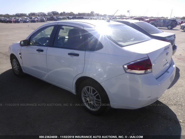 1FAHP35N48W237514 - 2008 FORD FOCUS SE/SEL/SES WHITE photo 3
