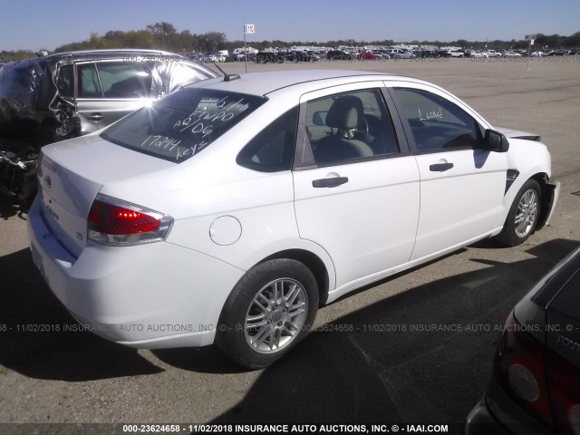 1FAHP35N48W237514 - 2008 FORD FOCUS SE/SEL/SES WHITE photo 4