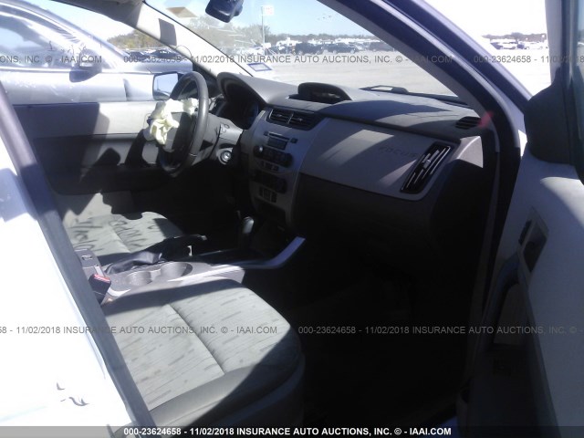 1FAHP35N48W237514 - 2008 FORD FOCUS SE/SEL/SES WHITE photo 5
