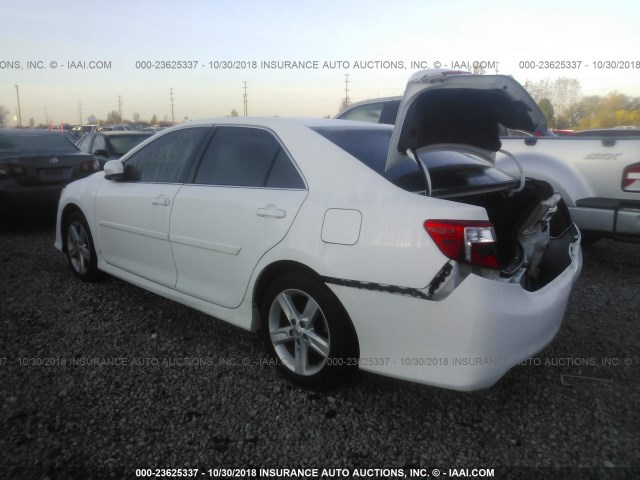 4T1BF1FK5EU758031 - 2014 TOYOTA CAMRY L/SE/LE/XLE თეთრი ფოტო 3