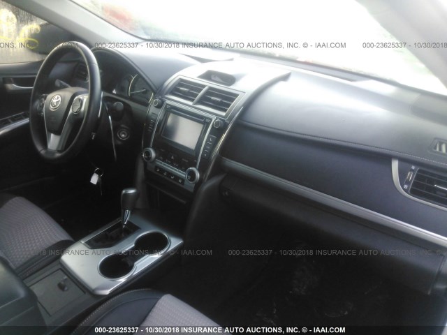 4T1BF1FK5EU758031 - 2014 TOYOTA CAMRY L/SE/LE/XLE თეთრი ფოტო 5