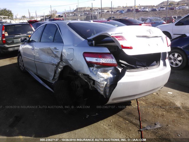 4T4BF3EK2BR161949 - 2011 TOYOTA CAMRY SE/LE/XLE SILVER photo 3