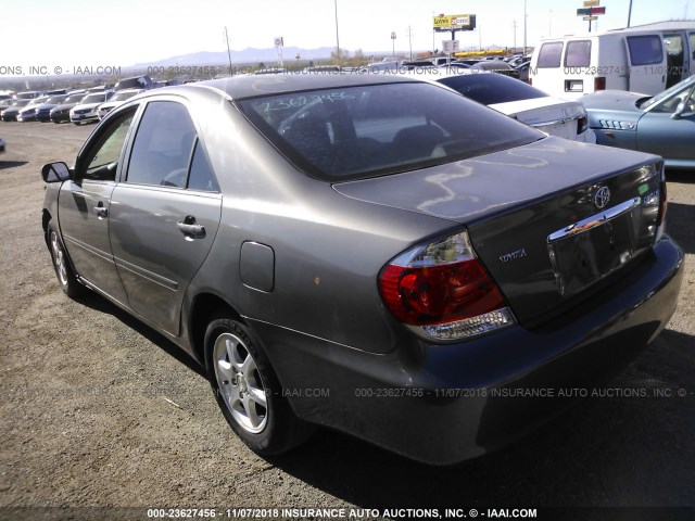 4T1BE32K45U628598 - 2005 TOYOTA CAMRY LE/XLE/SE GRAY photo 3