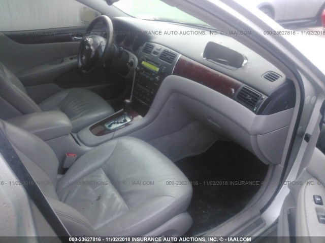 JTHBF30G125026407 - 2002 LEXUS ES 300 SILVER photo 5