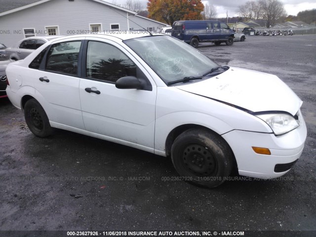 1FAFP34N56W142742 - 2006 FORD FOCUS ZX4 WHITE photo 1