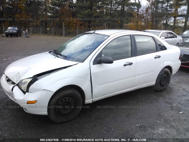 1FAFP34N56W142742 - 2006 FORD FOCUS ZX4 WHITE photo 2