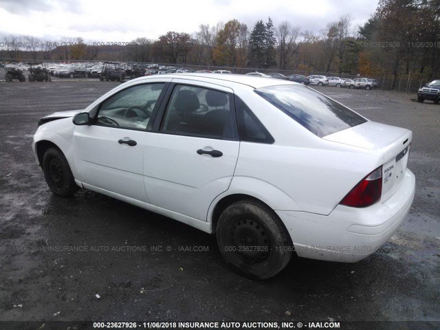 1FAFP34N56W142742 - 2006 FORD FOCUS ZX4 WHITE photo 3