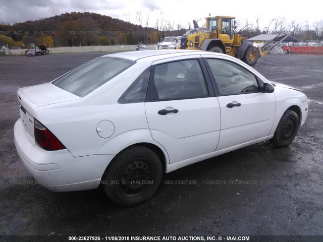 1FAFP34N56W142742 - 2006 FORD FOCUS ZX4 WHITE photo 4