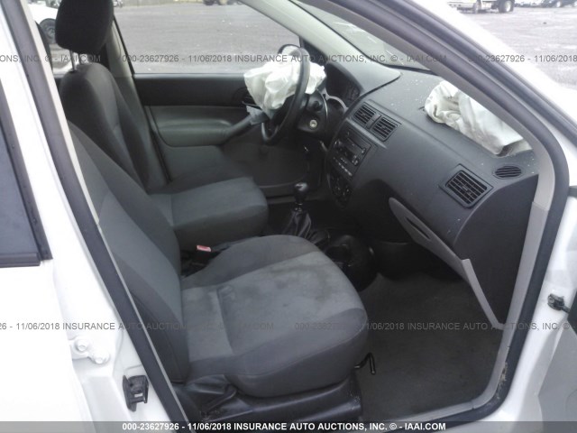 1FAFP34N56W142742 - 2006 FORD FOCUS ZX4 WHITE photo 5